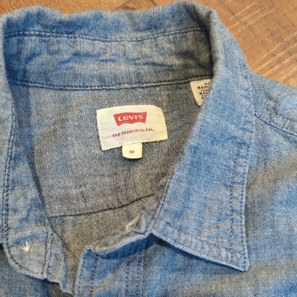 Levi's Denim Women's Button Down Shirt - Picture 2 of 4